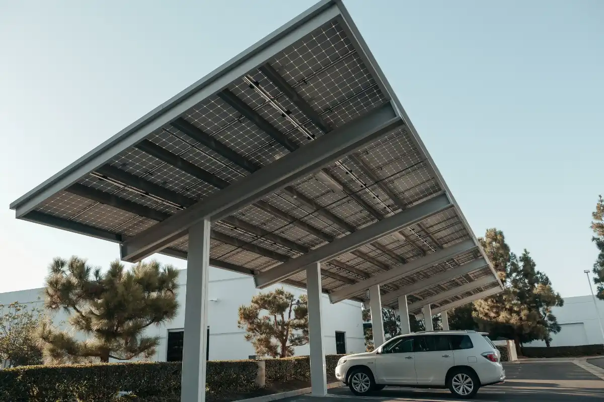 Solarne nadstrešnice – šta su, gde se postavljaju i koliko energije proizvode?
