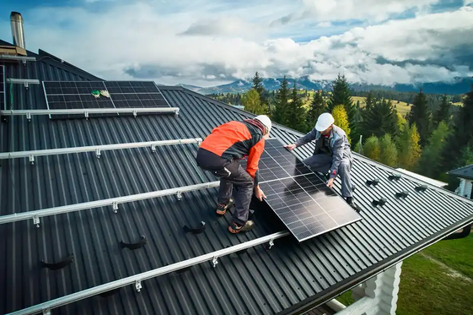 MySolar tim postavlja solarne panele na krov kuće